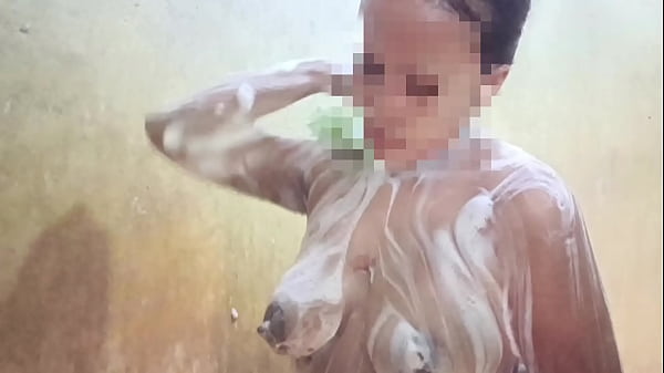 Lihatin Aku Mandi Ya Sayang, Biar Kita Basah-basahan Bareng.