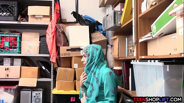 Remaja Arab Ketahuan Mencuri Di Toko, Langsung Digebuk Dan Digaruki Satpam